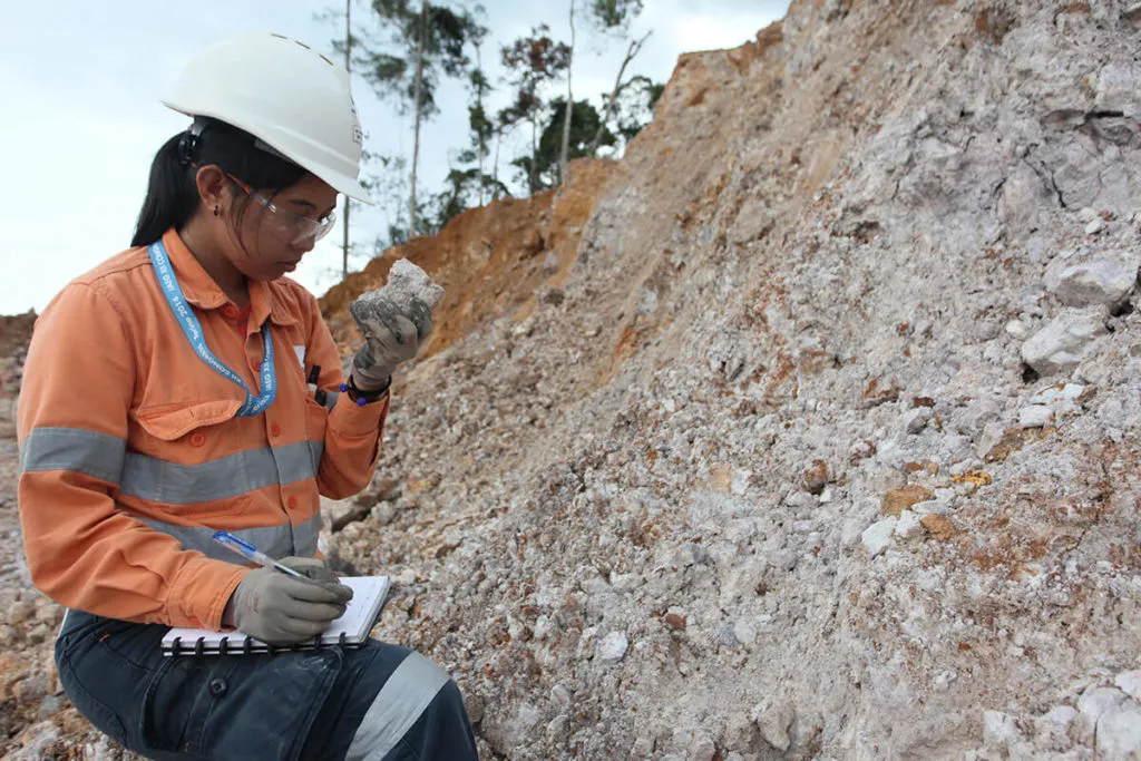 10 Prospek Kerja SMK Geologi Pertambangan di Bagian Eksplorasi dan Laboratorium Batuan: Peluang Karir
