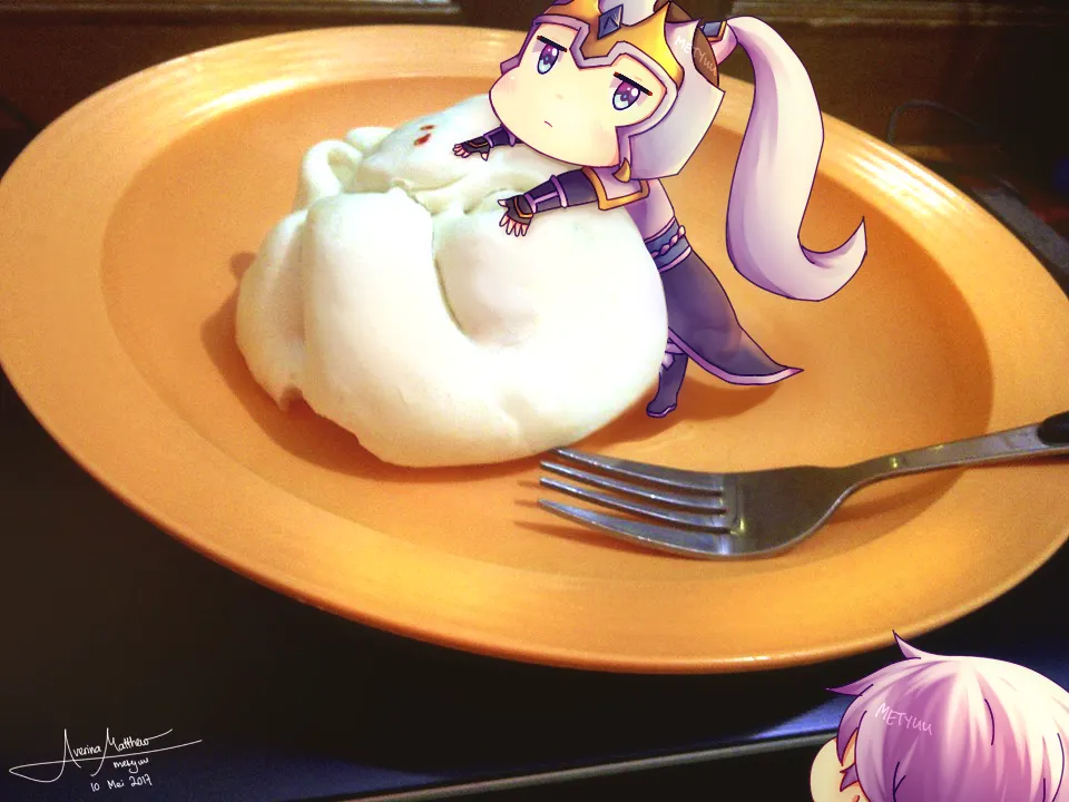 Zilong chibi sedang makan camilan dengan ekspresi menggemaskan