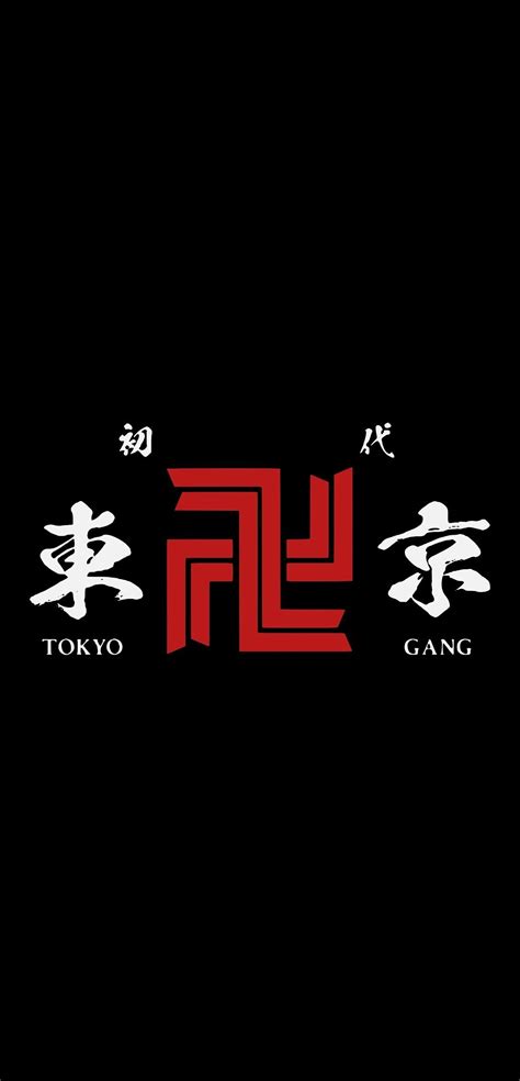 Pemandangan malam hari dengan logo geng yang bercahaya