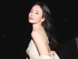 Aktris Song Hye Kyo dengan berani memamerkan punggung telanjangnya, tampak seperti dewi di usia 45 tahun.