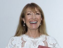 Aktris Jane Seymour, di usia 75 tahun, tampak awet muda dan cantik saat berinteraksi secara emosional dengan para penggemar Vietnam.
