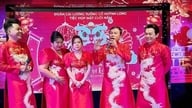 Hoài Linh, Hữu Quốc, Bình Tinh, dan seniman lainnya berkumpul untuk merayakan ulang tahun ke 7 rombongan Huỳnh Long yang berkembang pesat.