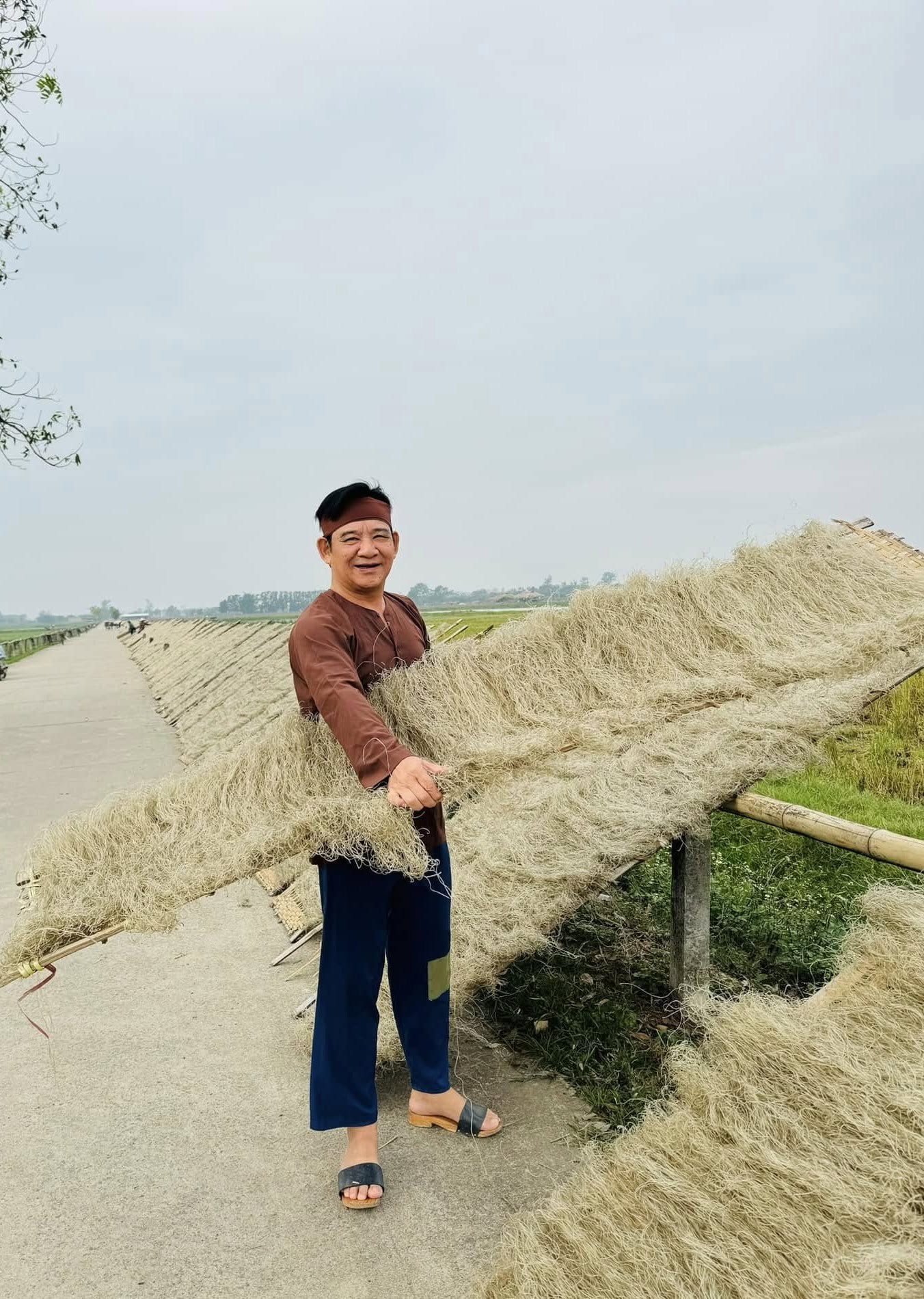 Upaya perjodohan yang rumit oleh Seniman Berprestasi Quang Tèo untuk 'putrinya', yang secantik ratu kecantikan, telah menarik perhatian - Foto 4.
