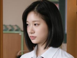 Aktris pendatang baru Jo Seung-hee tengah menjadi sensasi dengan penampilannya yang menyerupai siswi sekolah.