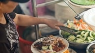 Anda wajib mengunjungi Pho Minh, Com Tam Ba Ghien, Cuc Gach, dan surga kuliner berbintang Michelin di Distrik 11.