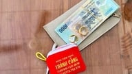 Setelah menemukan setumpuk uang kertas 500.000 VND dan hampir 10 tael emas 24 karat tergeletak begitu saja di dekat tumpukan sampah, polisi segera memulai penyelidikan.