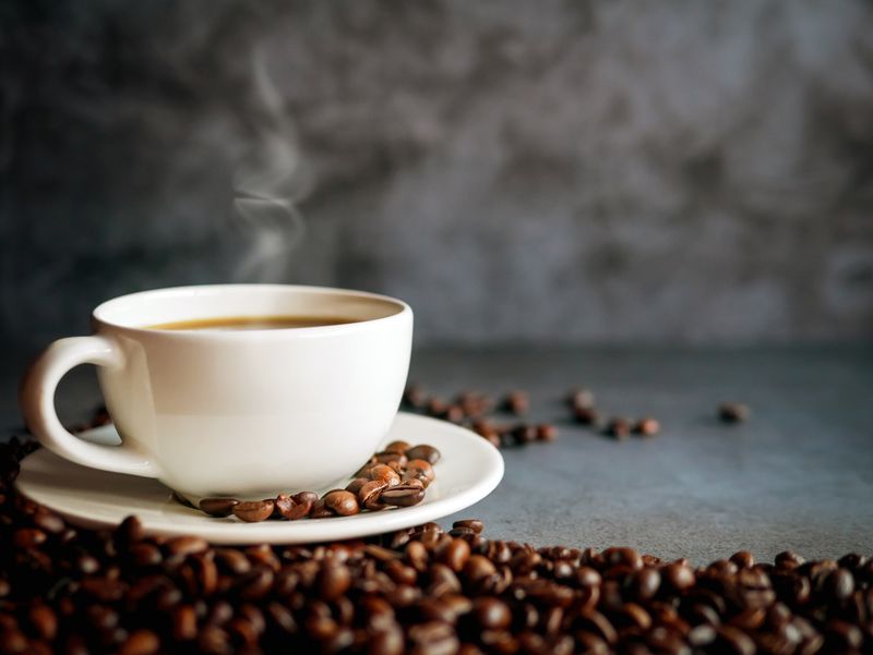Ilustrasi biji kopi Coffee cup and coffee beans on gray background, Black coffee cup aromatic