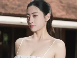 Seniman Rakyat Thanh Lam, bersama ratusan ratu kecantikan dan model, mewarnai Lang Co, Hue, dengan warna putih.