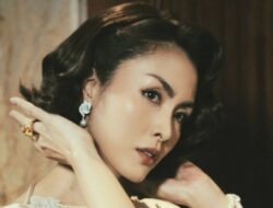 Perancang busana Do Manh Cuong menghabiskan waktu sebulan untuk mempersiapkan gaun tersebut untuk pemutaran perdana film baru Tang Thanh Ha.
