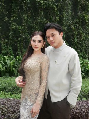 Deretan seleb tampil memikat di pernikahan Ranggaz dan Angie di Jakarta, dari busana pastel elegan saat akad hingga hitam klasik di resepsi malam.