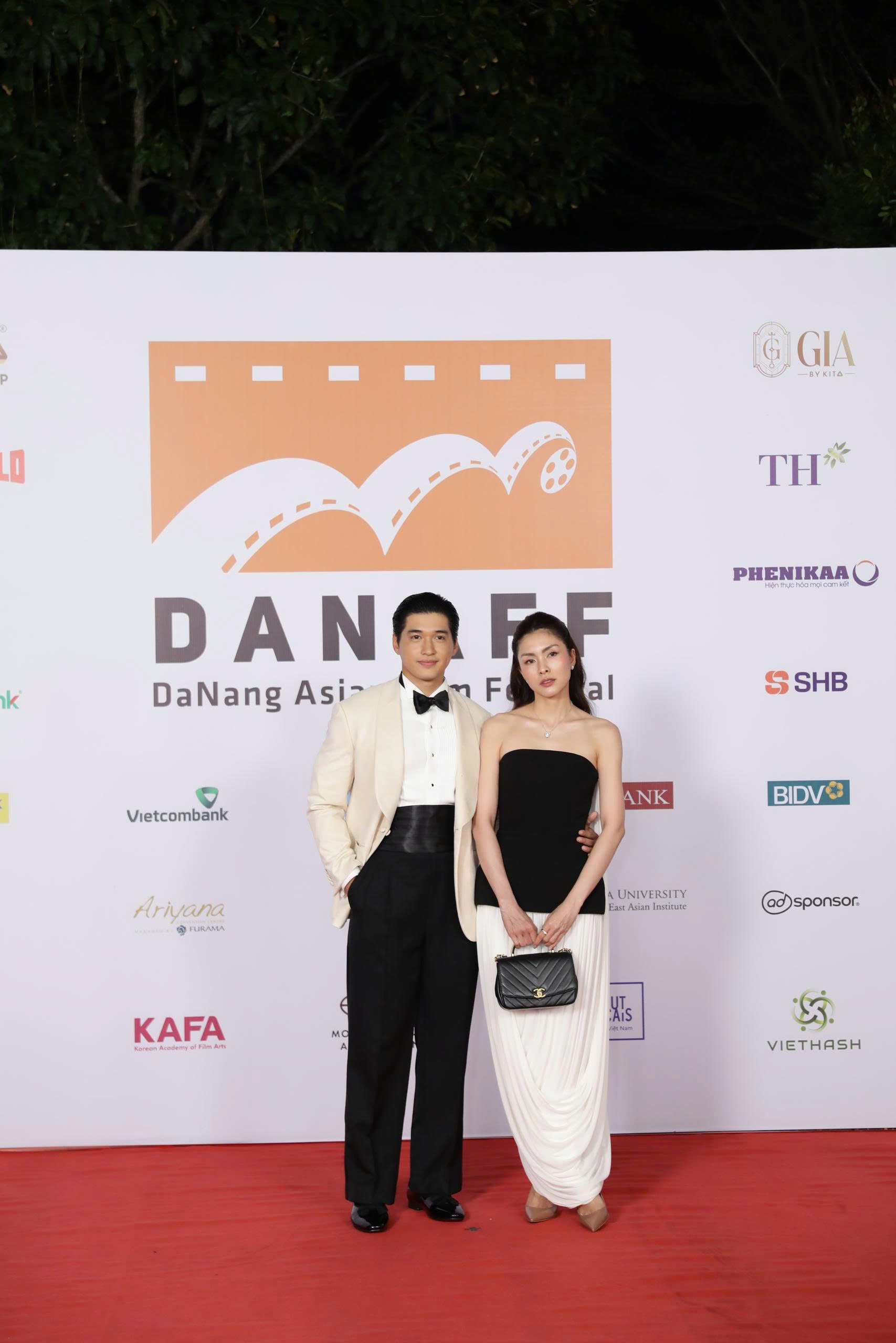 Seniman dan pembuat film terkenal di karpet merah pada upacara penutupan DANAFF IV - foto 2