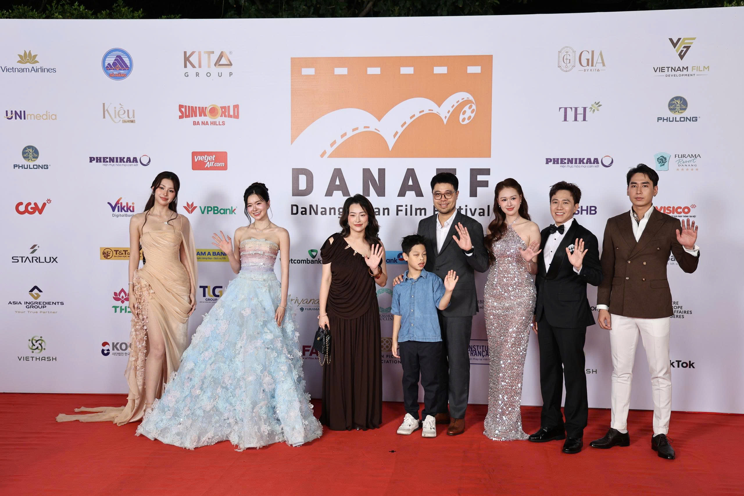 Seniman dan pembuat film terkenal di karpet merah pada upacara penutupan DANAFF IV - foto 5