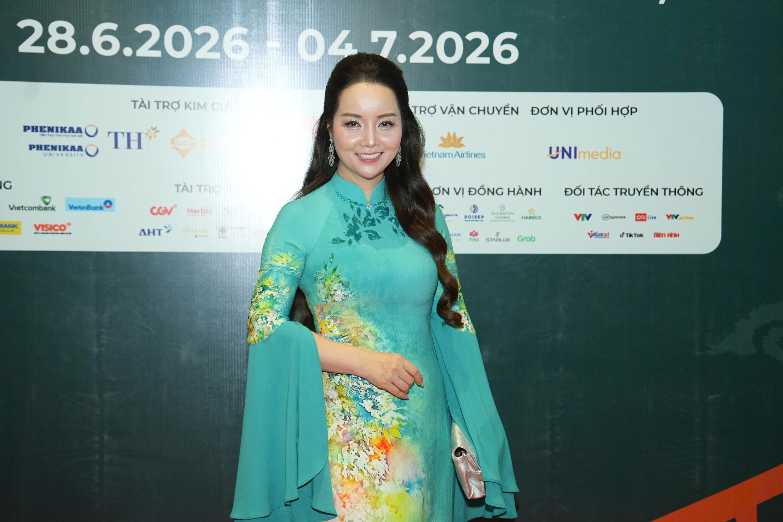Seniman dan pembuat film terkenal di karpet merah pada upacara penutupan DANAFF IV - foto 14