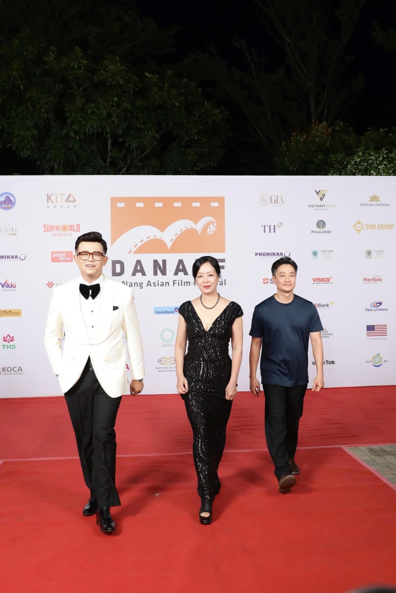 Seniman dan pembuat film terkenal di karpet merah pada upacara penutupan DANAFF IV - foto 4