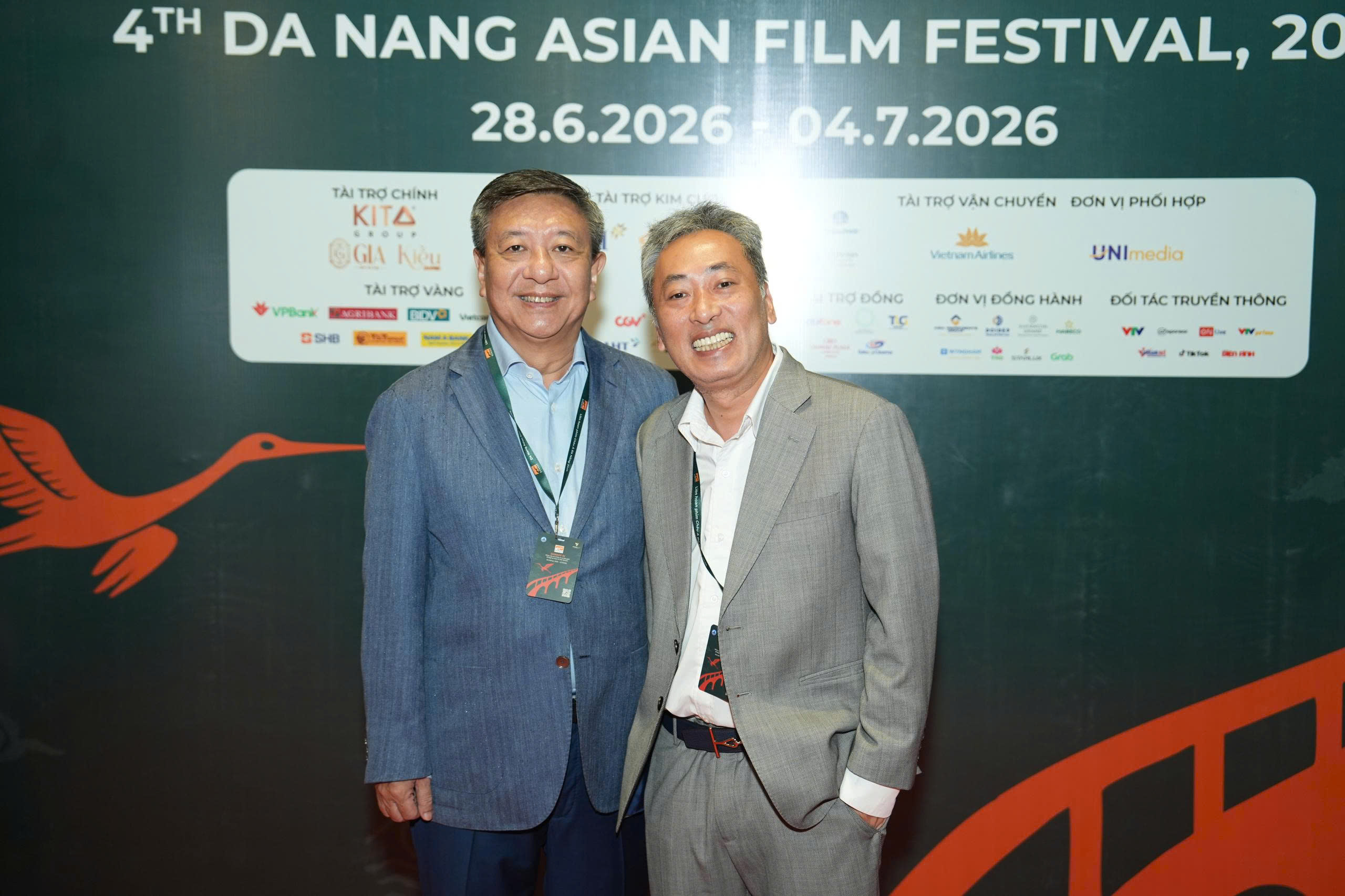 Seniman dan pembuat film terkenal di karpet merah pada upacara penutupan DANAFF IV - foto 13