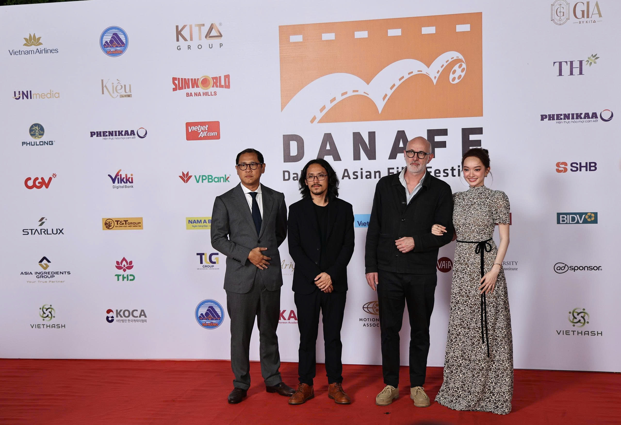 Seniman dan pembuat film terkenal di karpet merah pada upacara penutupan DANAFF IV - foto 3