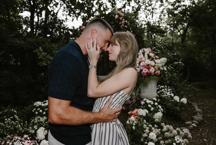 Taylor Swift & Travis Kelce umumkan pernikahan.