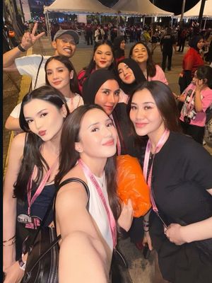 Para seleb tampil stylish saat menonton konser BLACKPINK di Jakarta. Dari nuansa pink?hitam hingga gaya kasual yang chic, semua tampil standout.