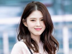Han So-hee tampak berseri-seri saat menuju Paris.