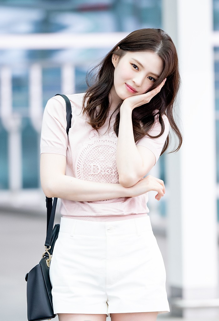 Han So-hee tersenyum lebar saat menuju Paris - Foto 4.