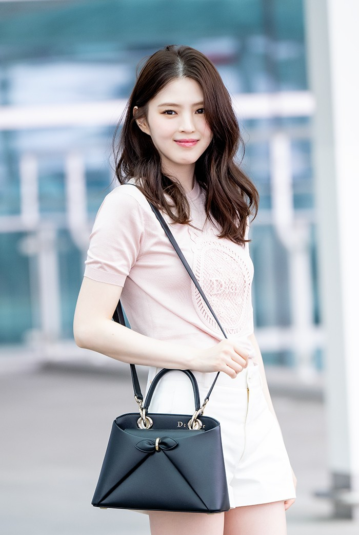 Han So-hee tersenyum lebar saat menuju Paris - Foto 6.