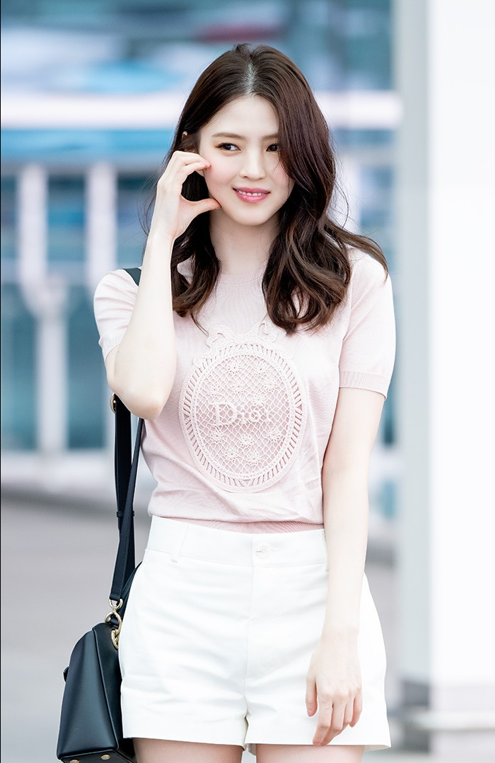 Han So-hee tersenyum lebar saat menuju Paris - Foto 5.