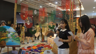 Meluncurkan lokakarya desain untuk siswa dengan tema "Menghidupkan Kembali Desa Kerajinan Tradisional".