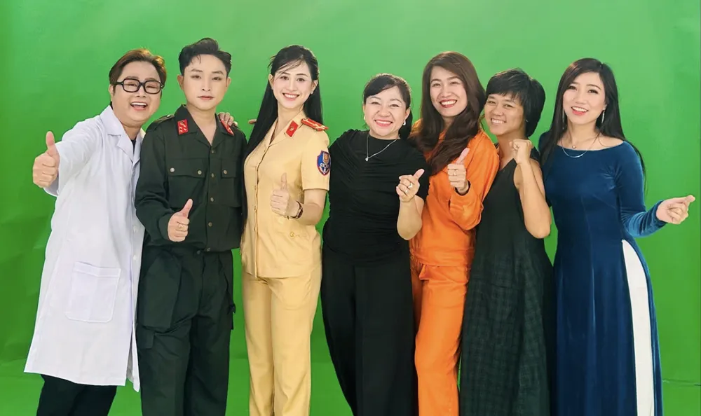Para artis yang berpartisipasi dalam video musik tersebut menyelaraskan suara mereka. Ảnh chụp Màn hình 2026-07-01 lúc 17.28.16.png