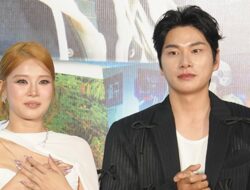 Hoang Yen Chibi terlihat seksi di samping bintang ‘Descendants of the Sun’, menanggapi adegan romantis tersebut.
