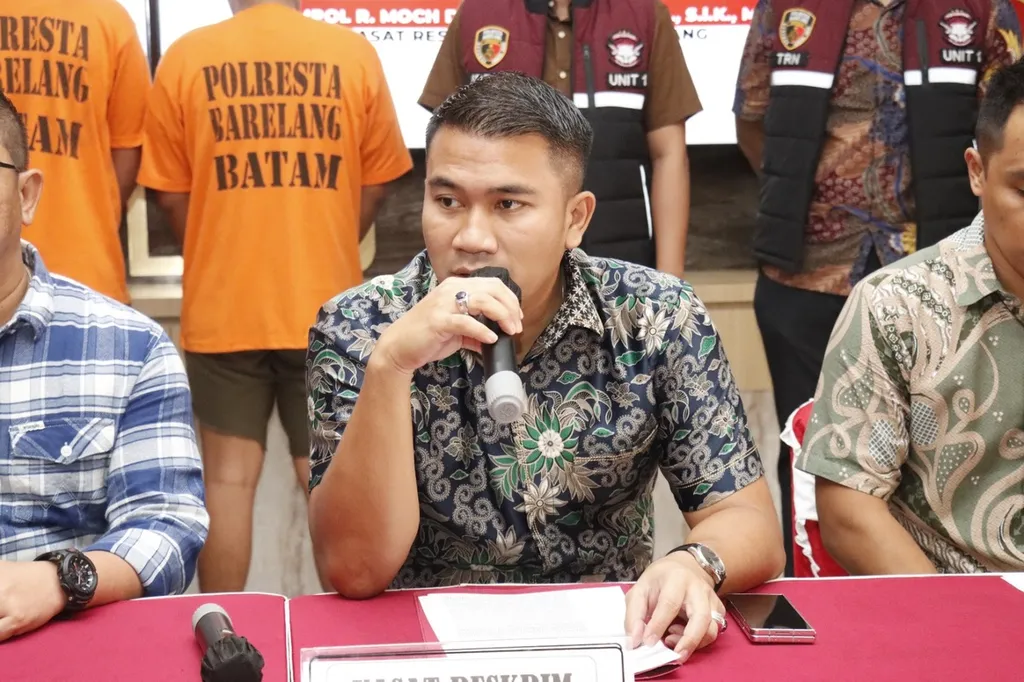 Kepala Satuan Reserse Kriminal Polresta Barelang Komisaris Dwi Ramadhanto memberikan keterangan pers terkait pengeroyokan, dengan tersangka kreator konten di aplikasi Tiktok, Satria Mahathir, Jumat (5/1/2024).