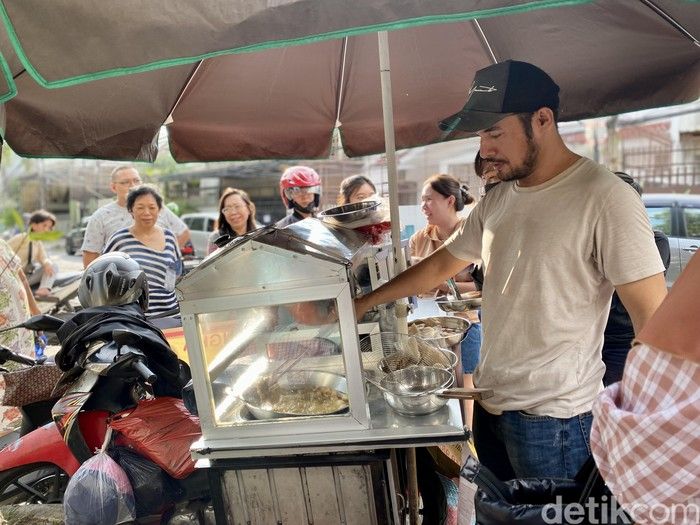 5 Penjual Makanan Mirip Seleb yang Viral Sepanjang 2024 5 Penjual Makanan Mirip Seleb yang Viral Sepanjang 2024