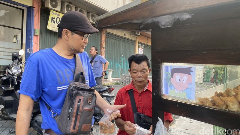 5 Penjual Makanan Mirip Seleb yang Viral Sepanjang 2024 5 Penjual Makanan Mirip Seleb yang Viral Sepanjang 2024
