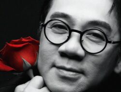 Seniman Berprestasi Thanh Loc meninggalkan panggung Thien Dang.