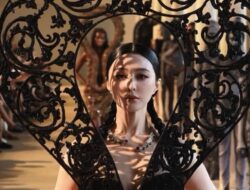 Aktris Fan Bingbing memicu kontroversi dengan penampilannya di acara peragaan busana.
