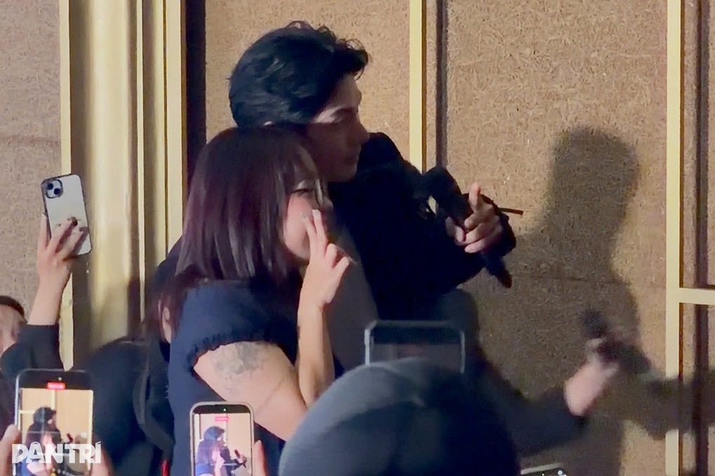 Aktris Lee Yi Kyung mengunjungi Kota Ho Chi Minh, berinteraksi dengan penggemar wanita, dan menarik perhatian - 2 Diễn viên Lee Yi Kyung đến TPHCM, tương tác cùng fan nữ gây chú ý - 2