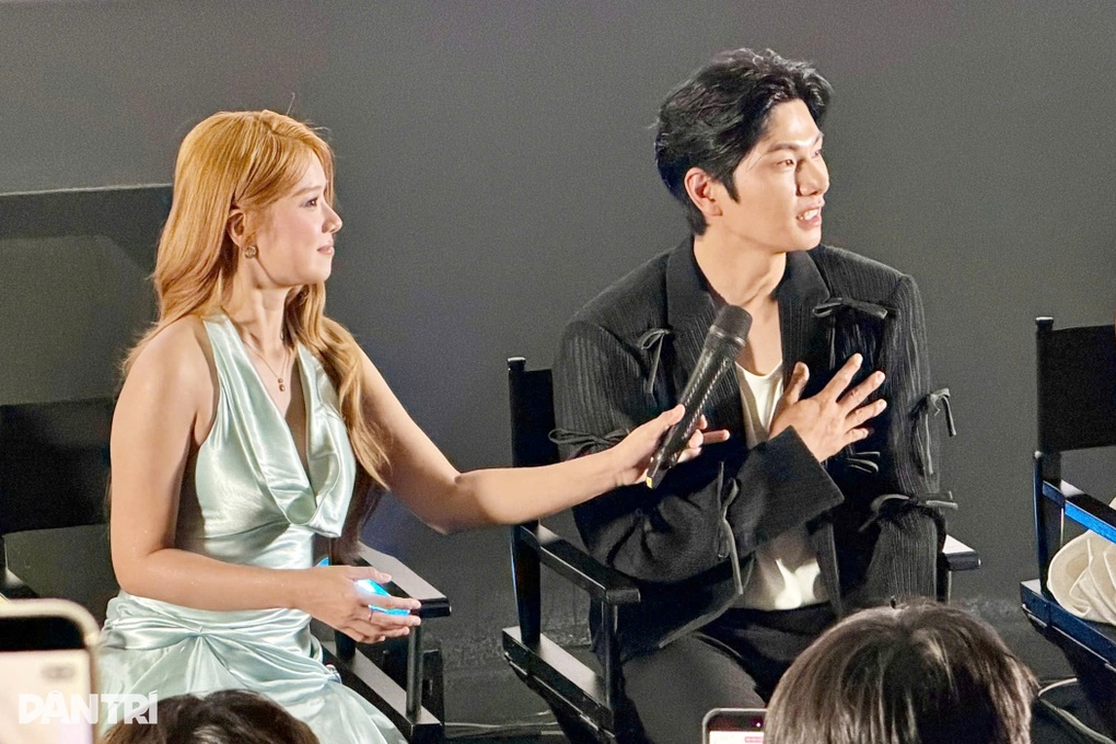 Aktris Lee Yi Kyung mengunjungi Kota Ho Chi Minh, berinteraksi dengan penggemar wanita, dan menarik perhatian - 3 Diễn viên Lee Yi Kyung đến TPHCM, tương tác cùng fan nữ gây chú ý - 3