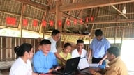 Para pejabat komune membawa "layanan satu pintu" ke rumah komunal.