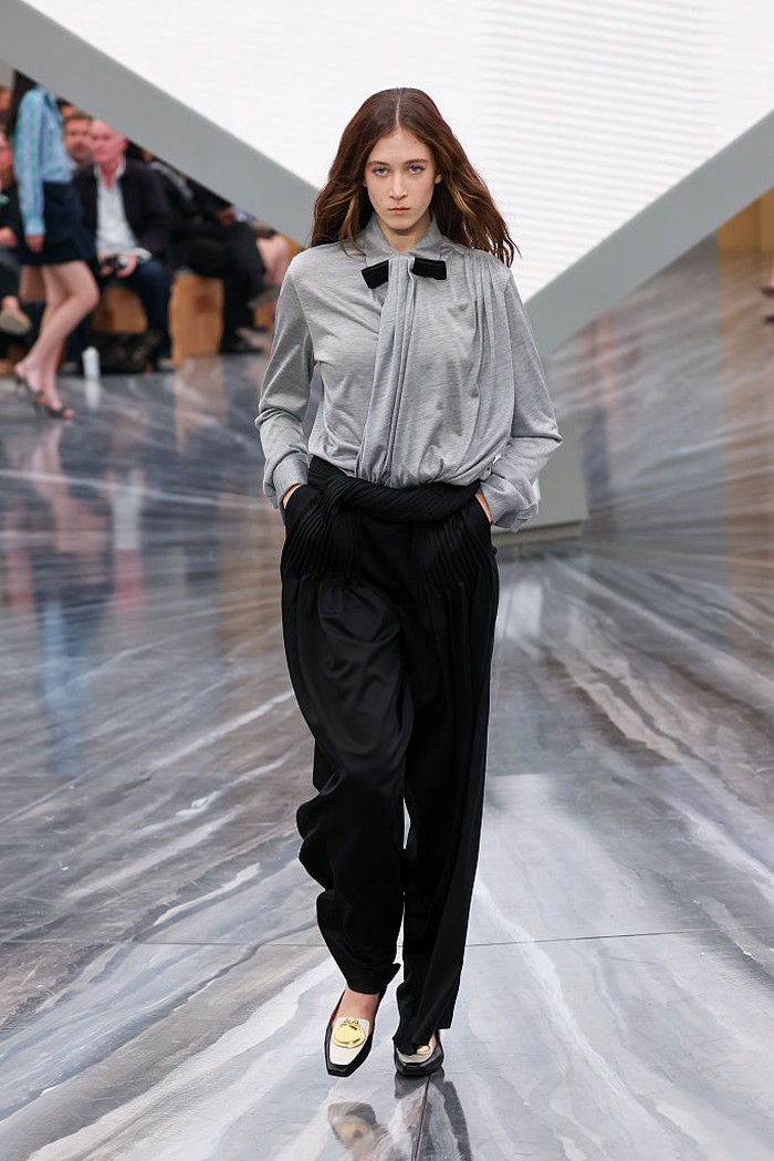 Penampilan Putri Nicole Kidman Sunday Rose di Catwalk Dior PARIS, FRANCE - OCTOBER 01: (EDITORIAL USE ONLY - For Non-Editorial use please seek approval from Fashion House) A model walks the runway during the Christian Dior Womenswear Spring/Summer 2026 show as part of Paris Fashion Week on October 01, 2025 in Paris, France. (Photo by Peter White/Getty Images)