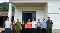 Pendanaan diberikan untuk mendukung pembangunan perumahan bagi keluarga miskin dan hampir miskin di komune Kim Dong - Surat Kabar Online Cao Bang