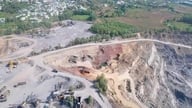 Berikan sanksi tegas terhadap penimbunan dan publikasikan harga barang yang secara akurat mencerminkan kondisi pasar.