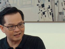 Seniman Rakyat Trung Hieu memamerkan bakat tersembunyinya, MC Mai Ngoc berperan sebagai ibu baru.