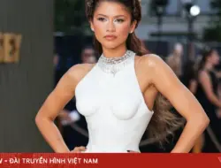 Gaya busana Zendaya saat mempromosikan film blockbuster The Odyssey.