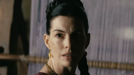 Anne Hathaway, yang dijuluki 'wanita tercantik di dunia pada tahun 2026,' memperlihatkan wajah yang tampak berbeda, memicu banyak diskusi.