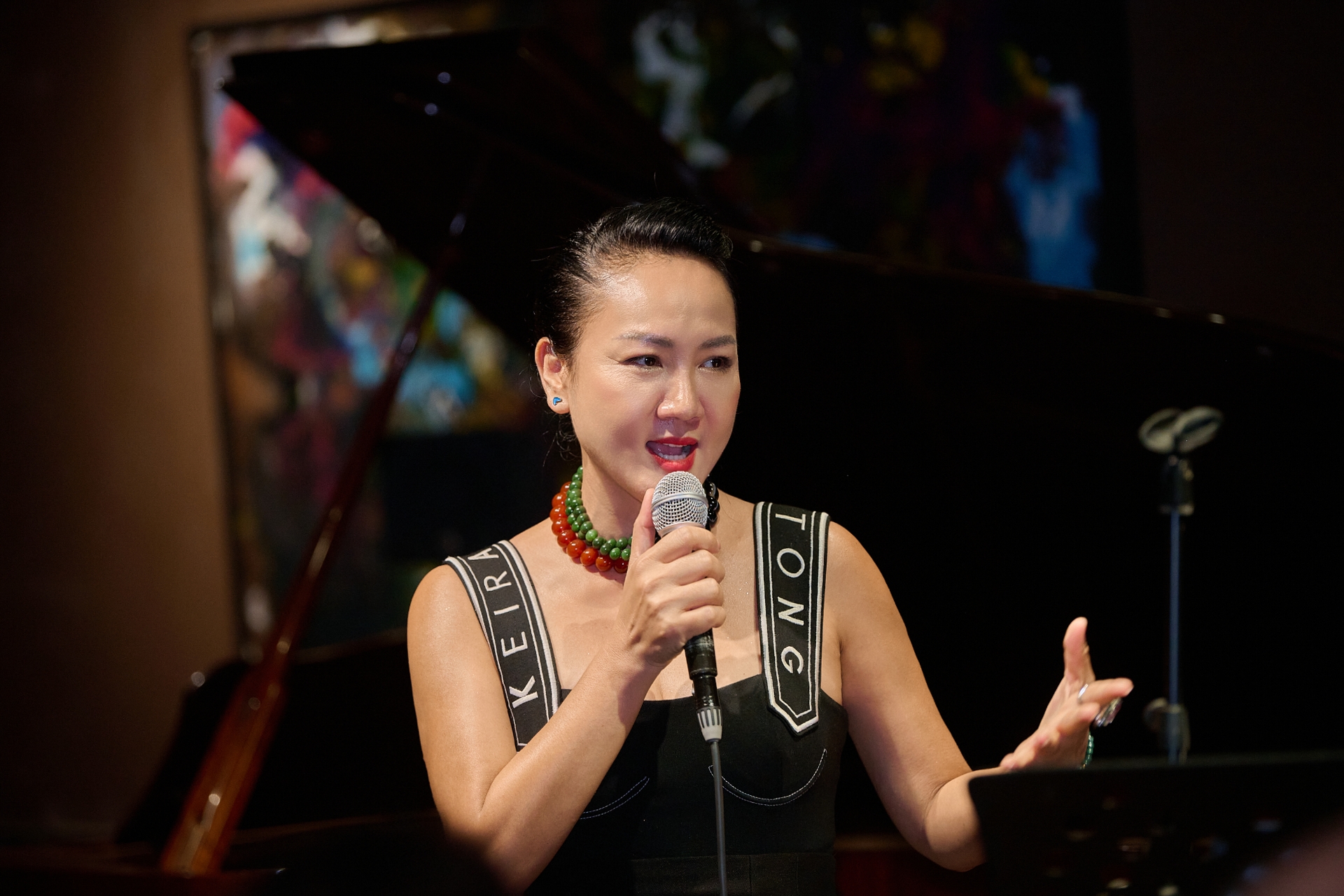 Artis wanita kelahiran tahun 90-an ini mengaransemen ulang 5 lagu Vietnam dalam albumnya