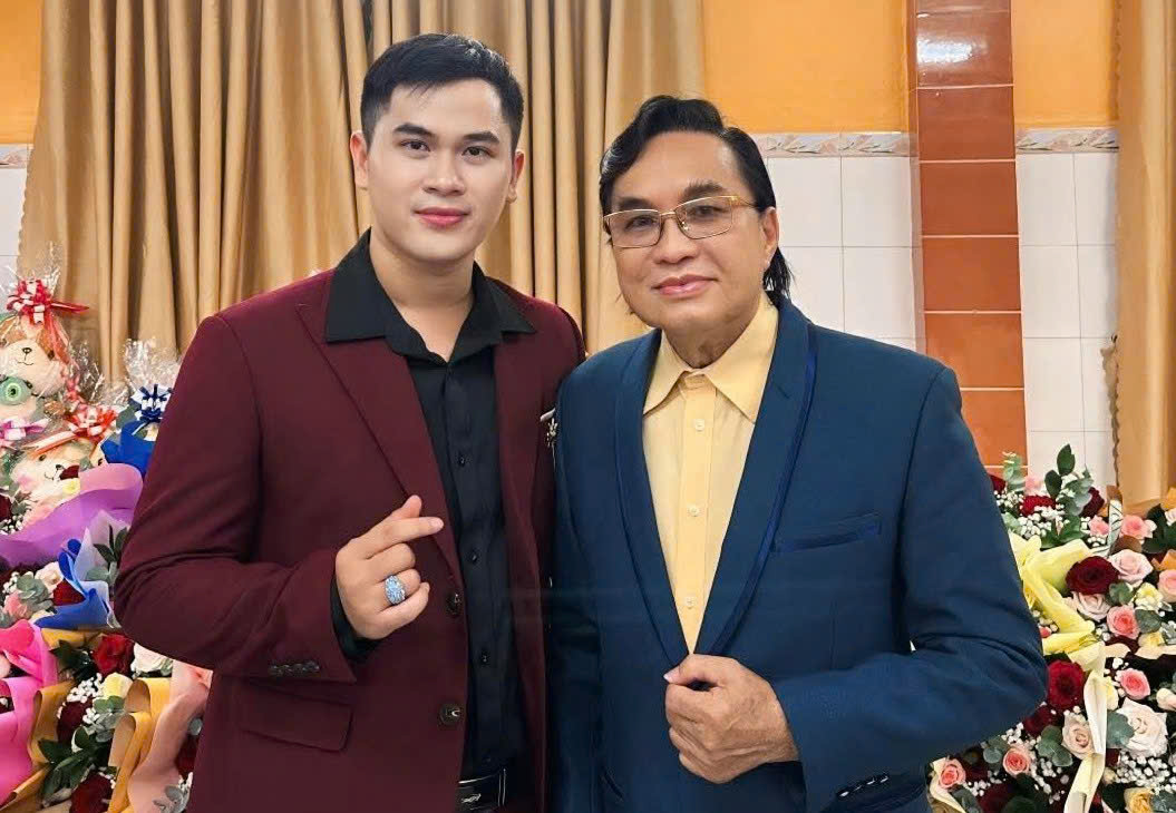 Luong Vi, putra dari seniman Chieu Hung, memasuki babak audisi kompetisi Lonceng Emas Musik Tradisional Vietnam 2026 - Foto 2.