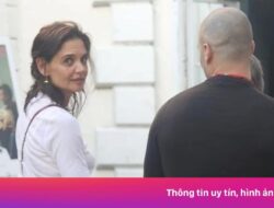 Apakah Katie Holmes berpacaran dengan seorang seniman yang sembilan tahun lebih muda darinya?