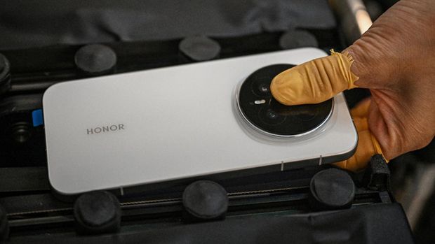 Pabrik Handphone Honor di China Honor Magic8 Pro tidak dijual secara resmi di Indonesia.