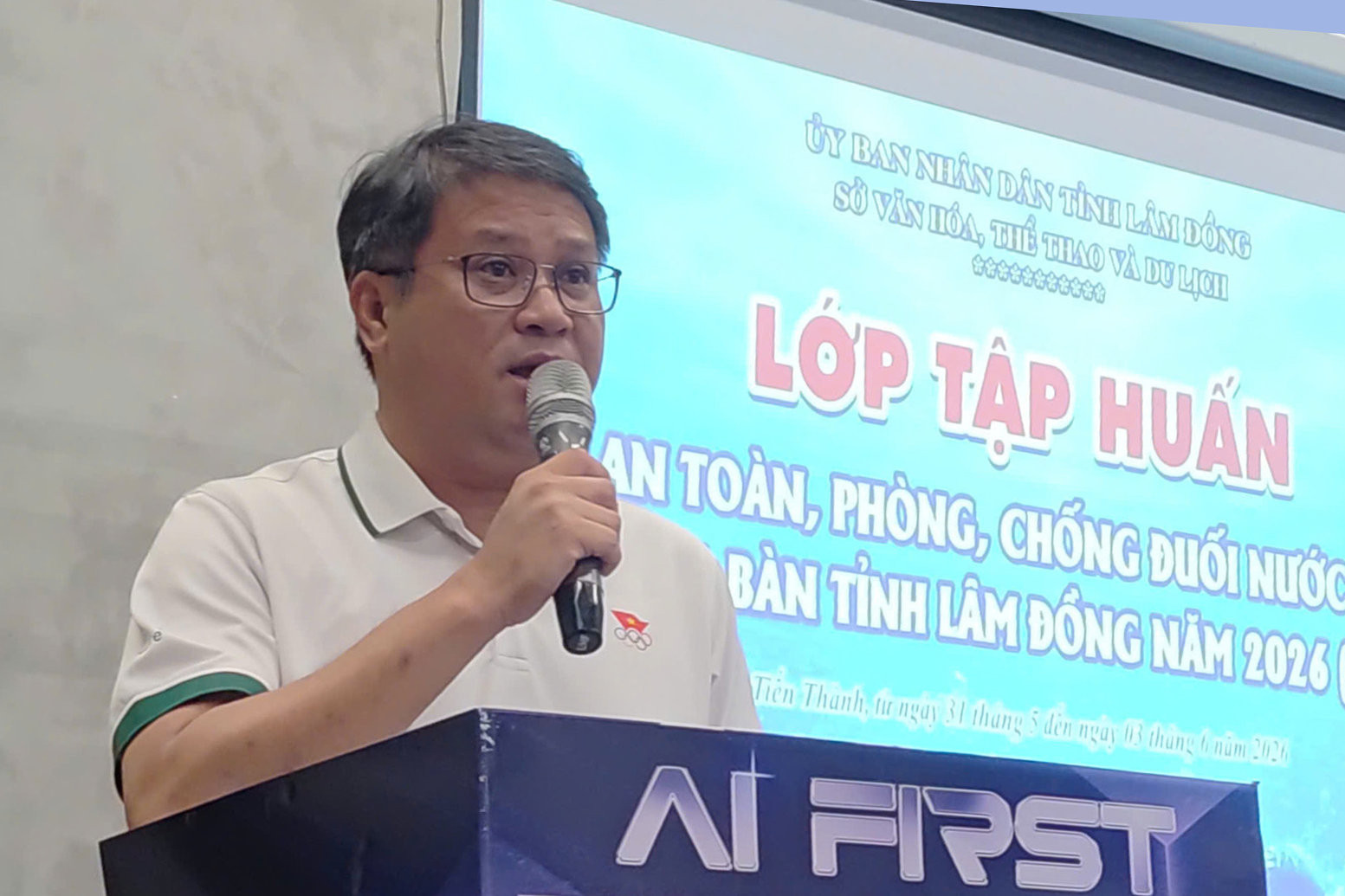 Bapak Huynh Ngoc Tam, Wakil Direktur Dinas Kebudayaan, Olahraga dan Pariwisata Provinsi Lam Dong, menyampaikan pidato pembukaan pada pelatihan tahun 2026 tentang keselamatan berenang dan pencegahan tenggelam bagi anak-anak di wilayah timur Provinsi Lam Dong.