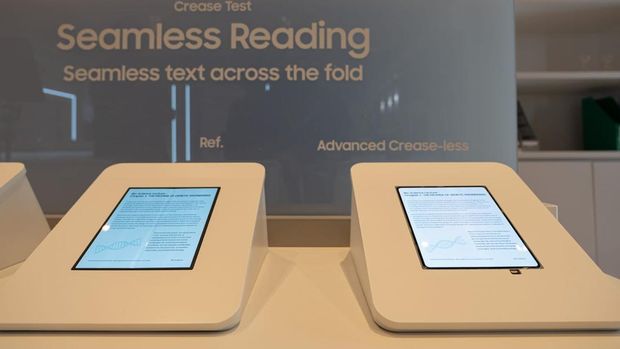 Layar Tanpa Bekas Lipatan Samsung Samsung Display pamer layar OLED foldable tanpa lipatan di CES 2026. Teknologi ini berpotensi dipakai Galaxy Z Fold 8 dan iPhone foldable Apple.