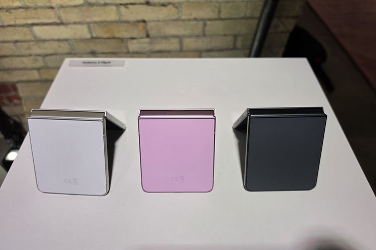 Penampakan Samsung Galaxy Z Flip 8 yang kini tampil lebih tipis.